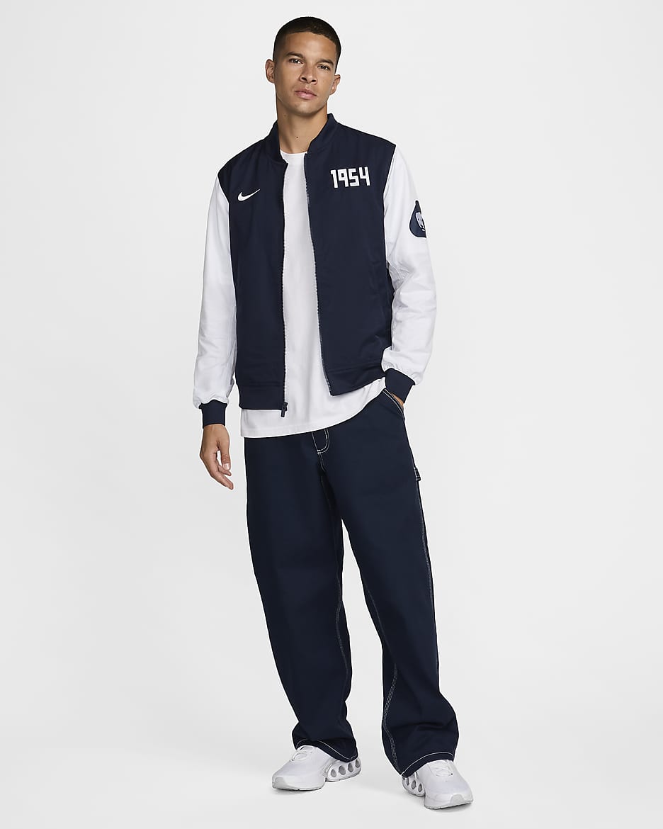 Chamarra bomber de futbol Nike de tejido Woven y sin forro para hombre Pumas UNAM Sport Essentials